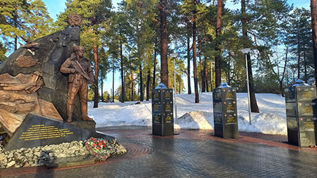 Памятный знак в память о военнослужащих 350-го гвардейского парашютно-десантного полка, г. Новополоцк